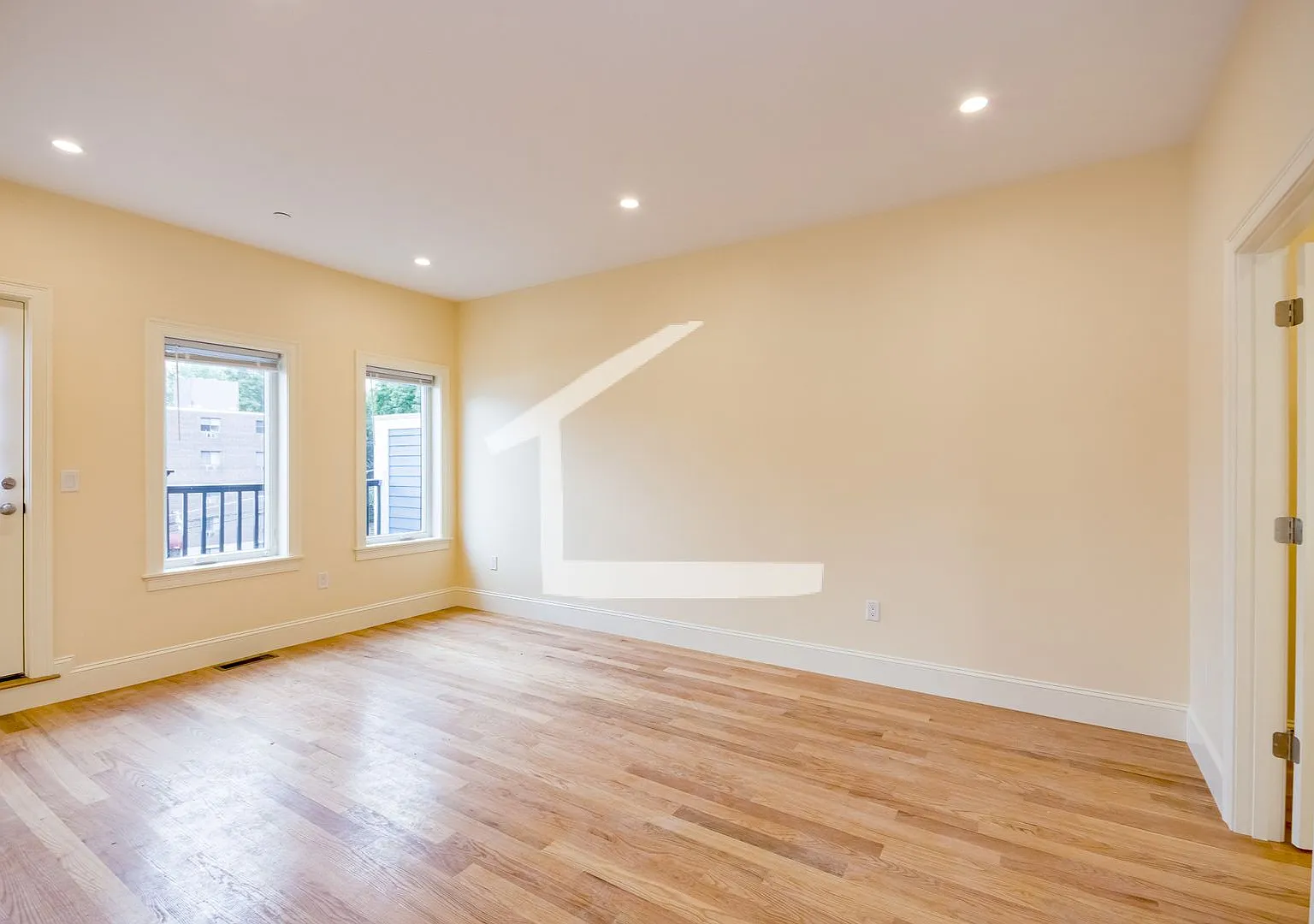 Charming 4 Bedroom-No Broker Fee — Photo 3