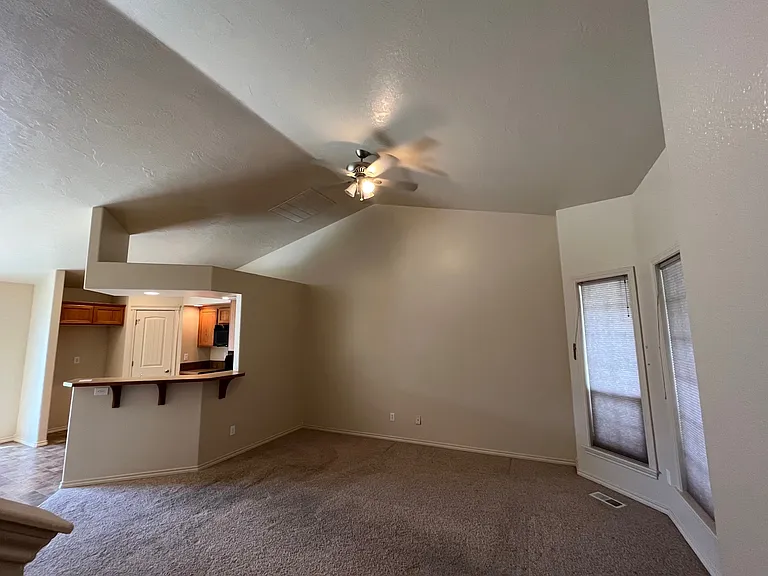 899 W Ashby Dr — Photo 2
