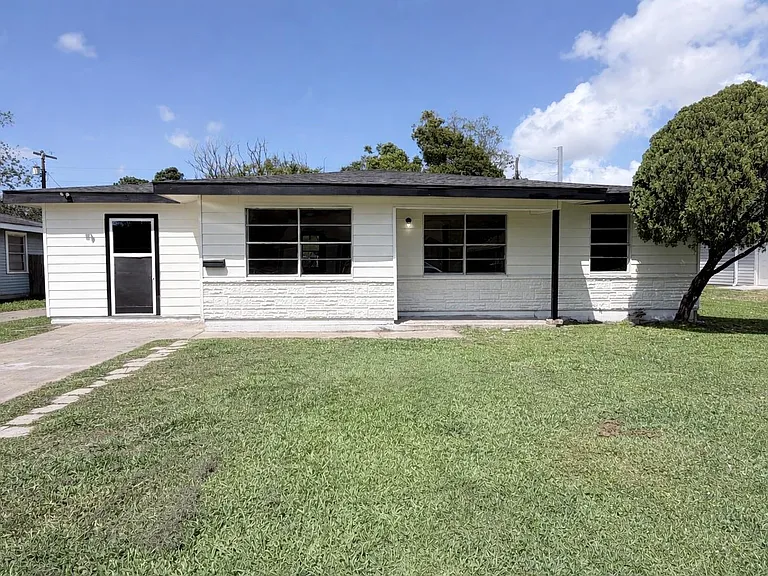 404 Elaine St — Photo 2