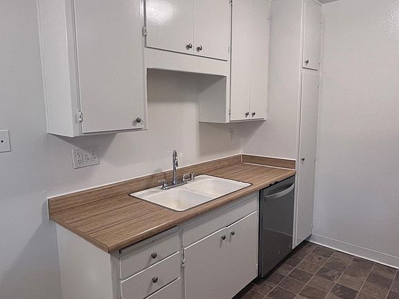4th image of 4321 Cass St APT 9