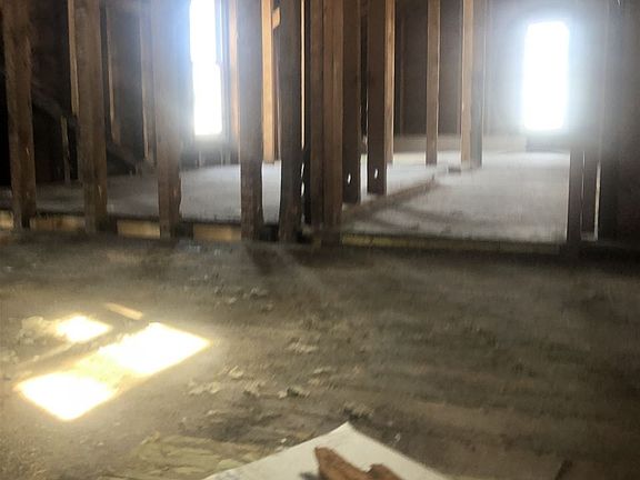 4th image of 304 Thomas St