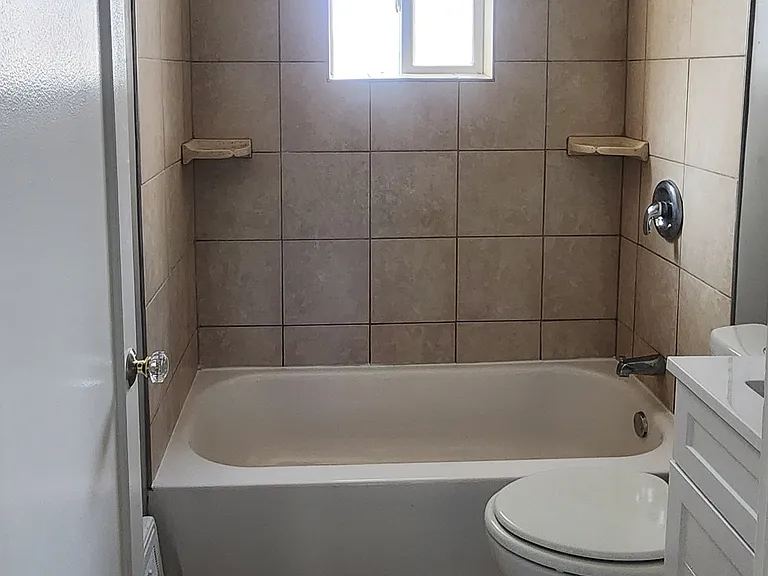 219 E Grand Blvd — Photo 8