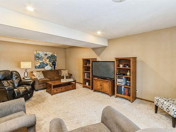 5th image of 2922 Skyview Ln NE