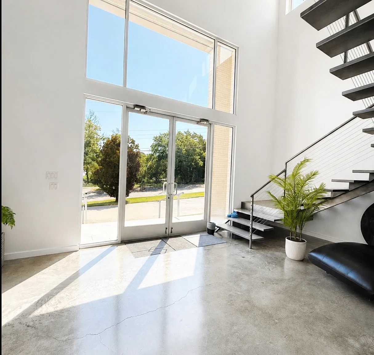 3 bed, 4168 sqft, $12,500 — Photo 3