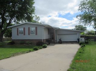 5 Elmwood Ln, Kearney, NE 68845