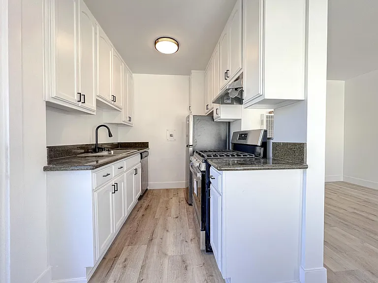1613 Barry Ave #5 — Photo 4