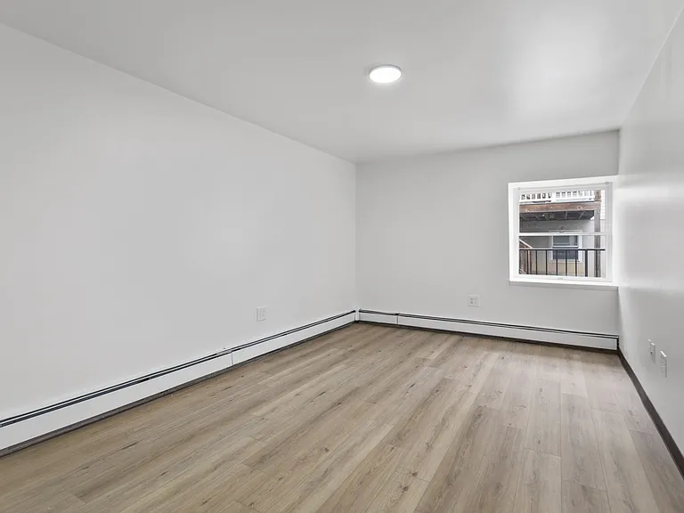 Wehnwood Court Apartments — Photo 20