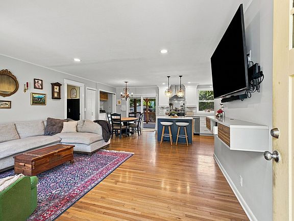 5th image of 217 Oak Dr