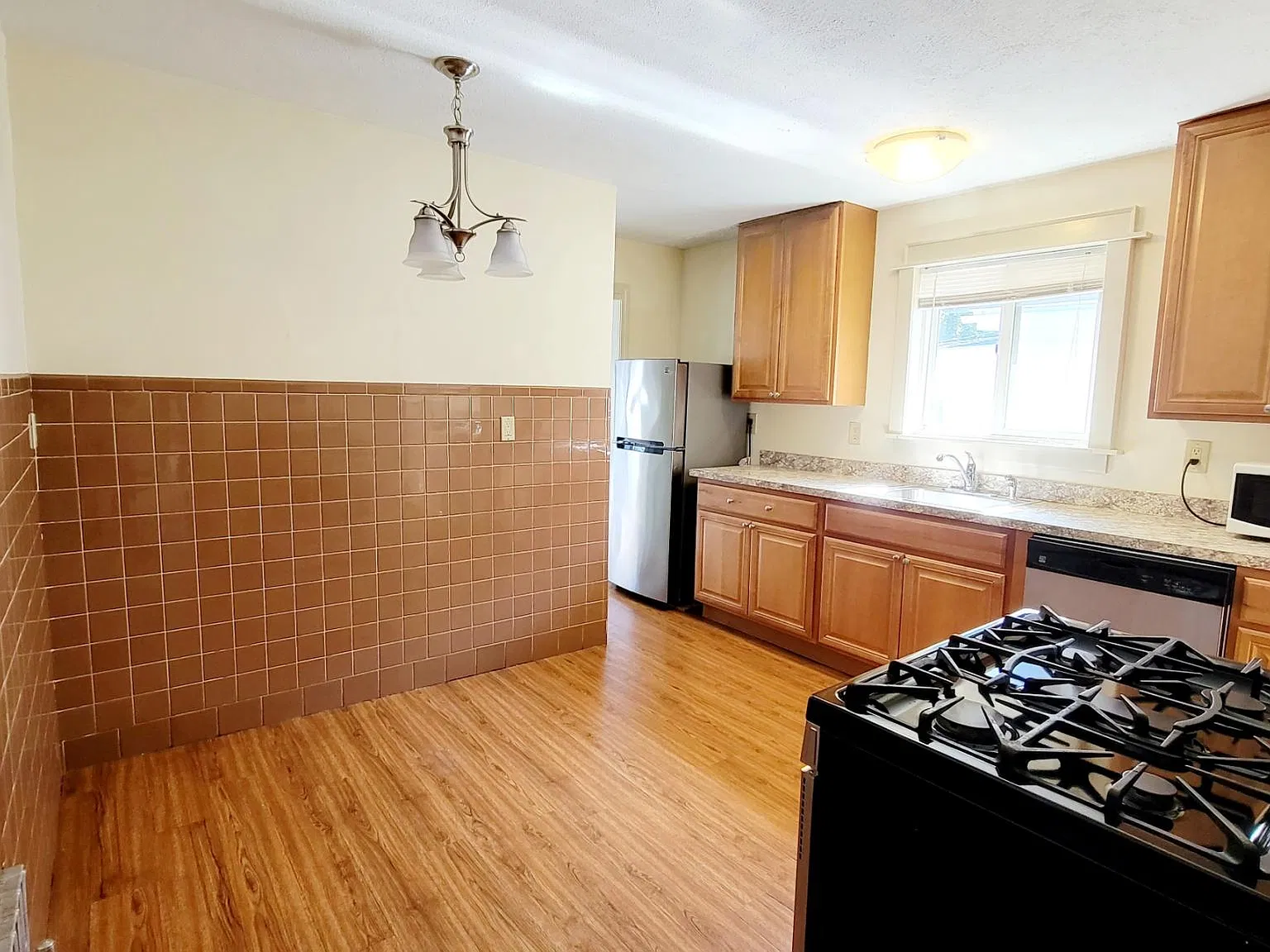 3 bed, 9999 sqft, $4,050 — Photo 3