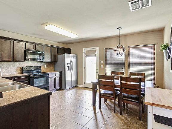 3rd image of 195 Southern Cir