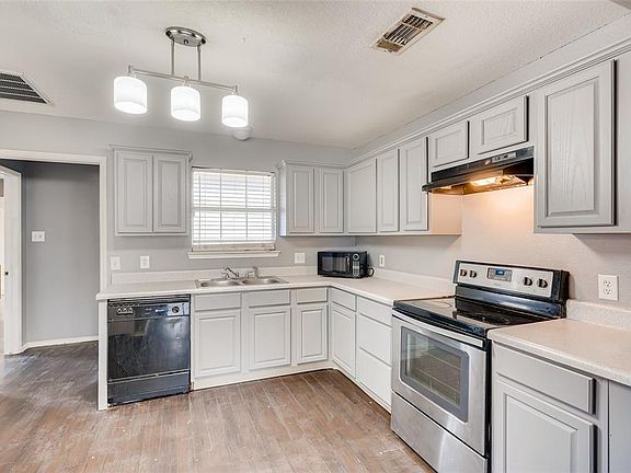 3rd image of 6437 Henco Dr