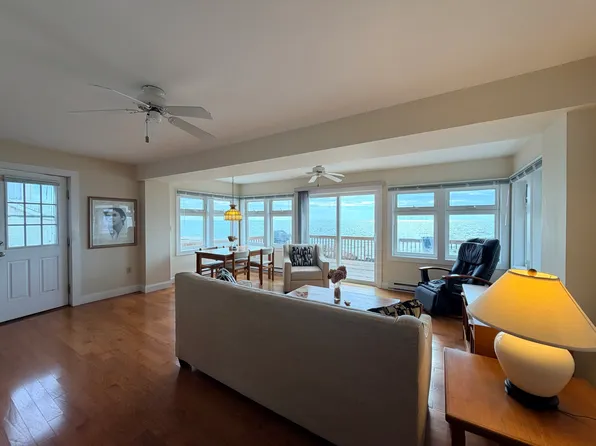 2 Cambridge Court, East Haven, CT 06512