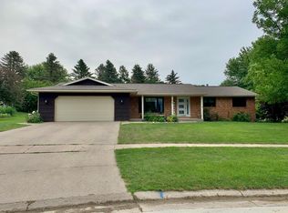 1616 Pinewood Dr, Worthington, MN 56187