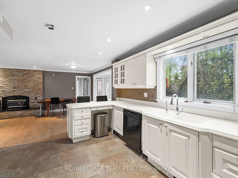 3162 Woodroffe Ave — Photo 11