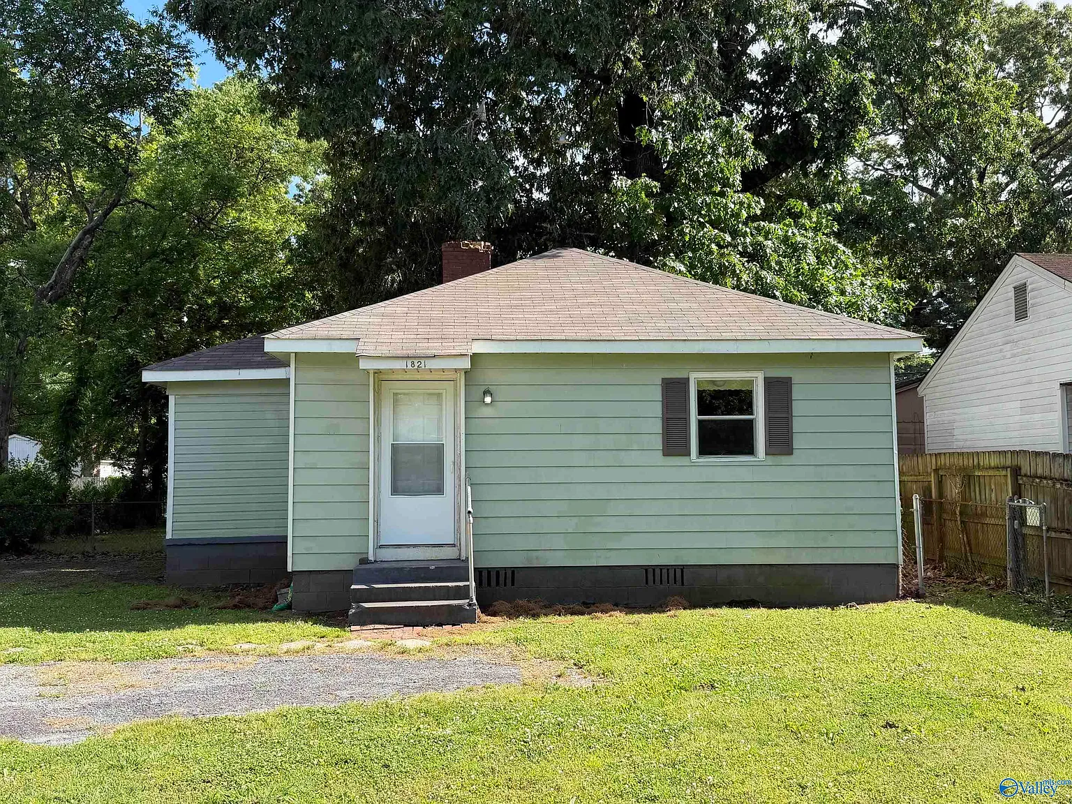 3 bed, 1.0 bath, 908 sqft, $1,000 — Photo 1