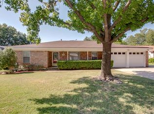 2112 Barton Dr, Arlington, TX 76010