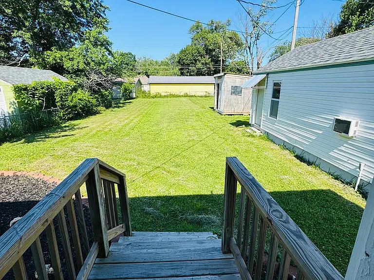 2115 N Weller Ave — Photo 25