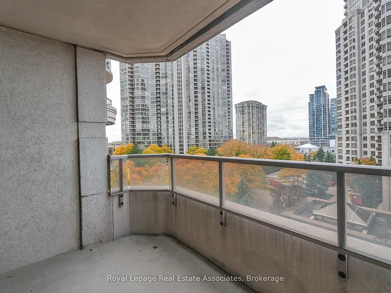 25 Kingsbridge Garden Cir #622 — Photo 16