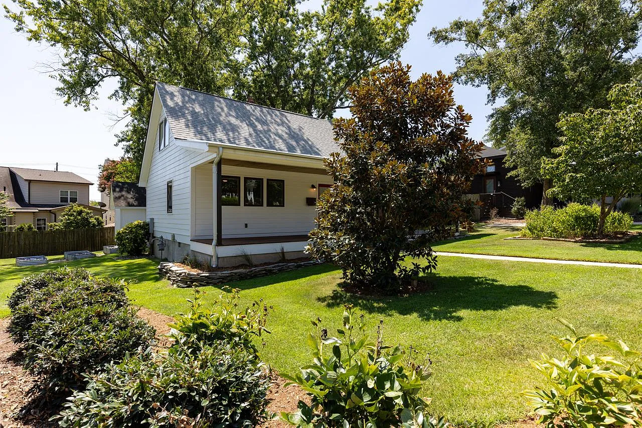 3 bed, 2.5 bath, 1275 sqft, $2,995 — Photo 3