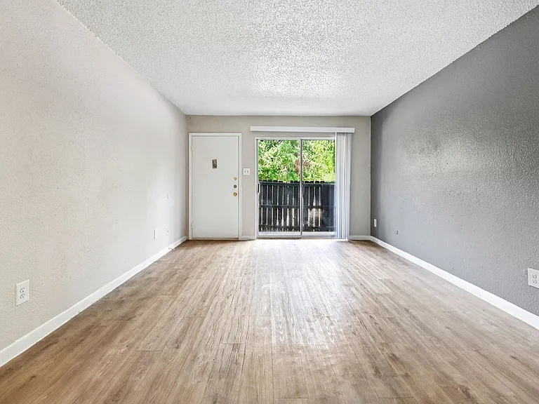 Pine Creek Apartments — Photo 43