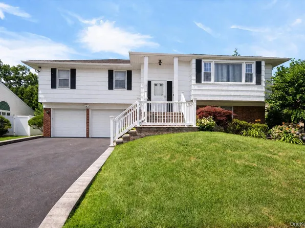 26 Acorn Lane, Plainview, NY 11803