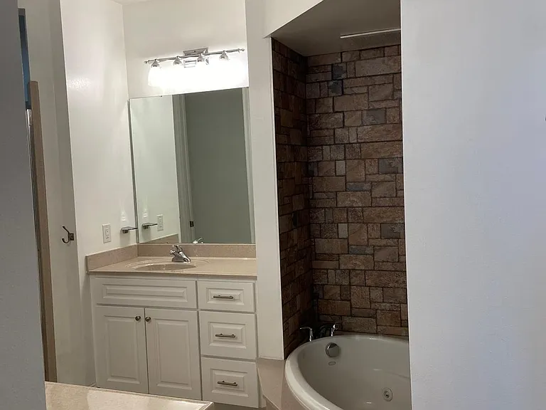 240 Brooks St SE #201-C — Photo 33