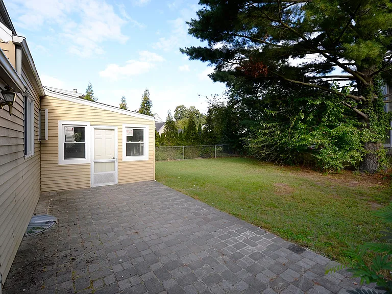 38-49 Vanore Dr — Photo 25