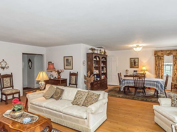 4th image of 7 Davison Ln W