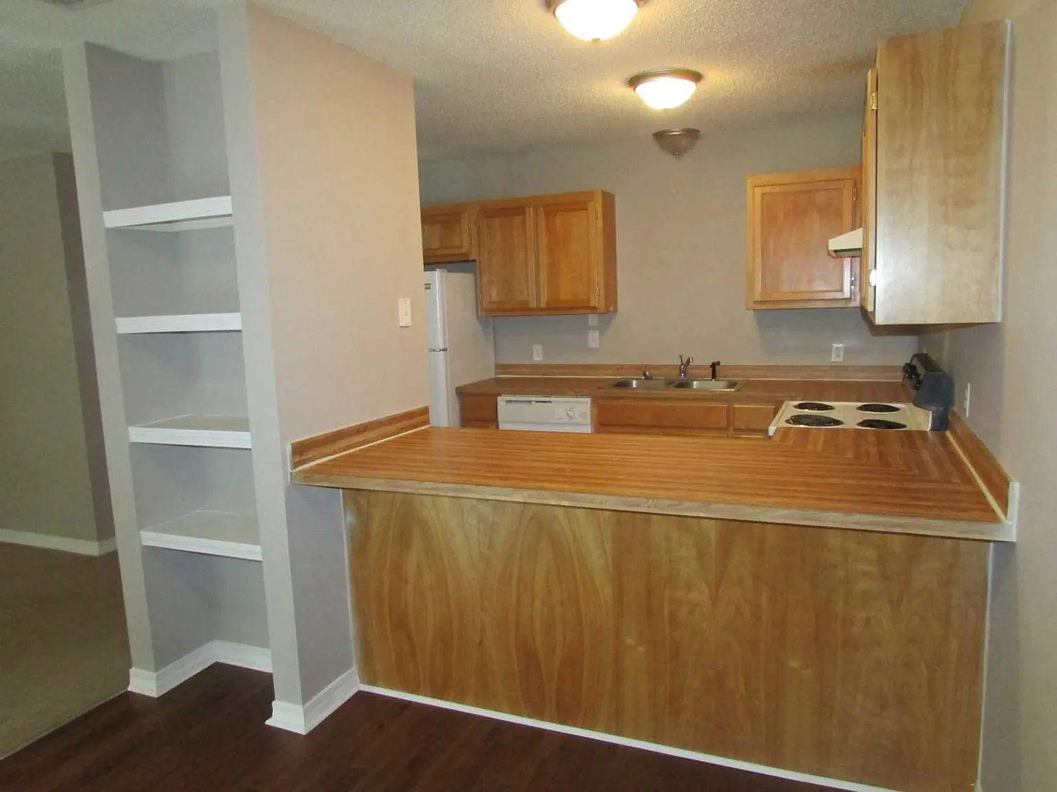Royal Oaks Apts — Photo 4