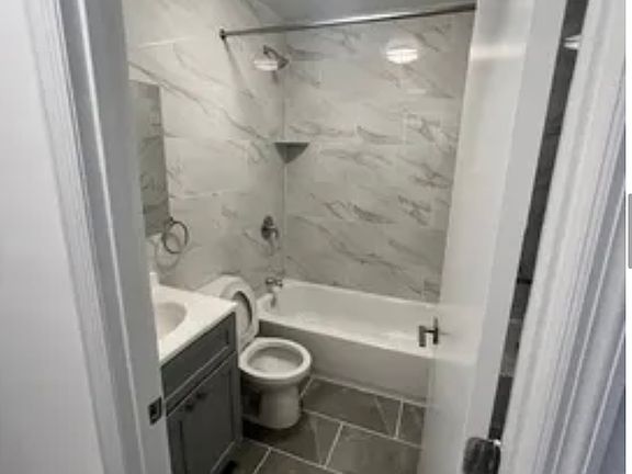 5th image of 821 Willoughby Ave #1