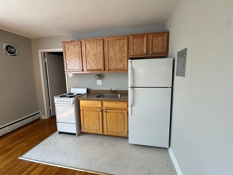 1111 D St NE — Photo 17