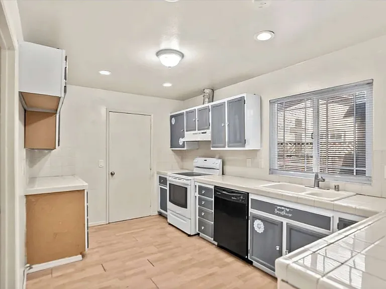 335 Spode Way — Photo 17