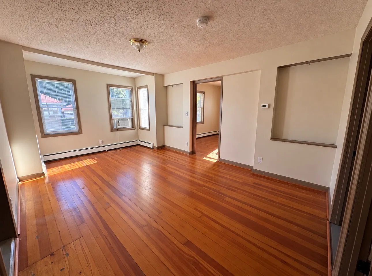 3 bed, 1000 sqft, $2,700 — Photo 3