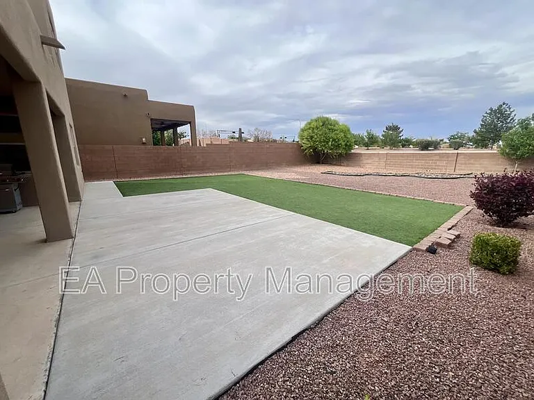 7215 Valle Jardin Ln NW — Photo 12
