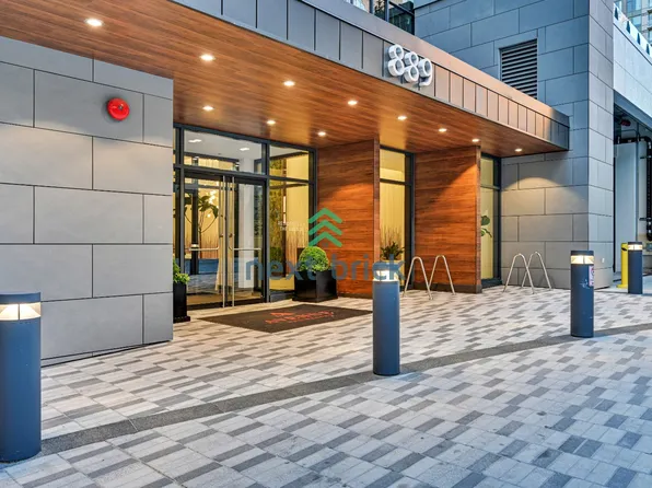 889 Avenue Sq NE #303, Bellevue, WA 98004