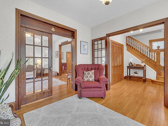 4th image of 162 Edgewood Ave