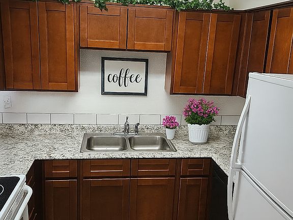 Kitchen 2 (virtual staging)