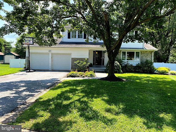 3rd image of 13 Drummond Dr