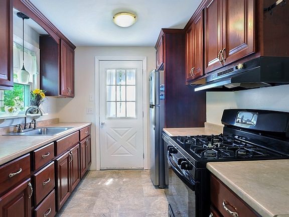4th image of 604 Crescent St