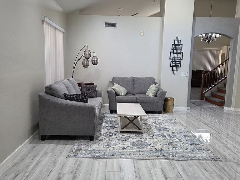 1015 E Irma Ln — Photo 9