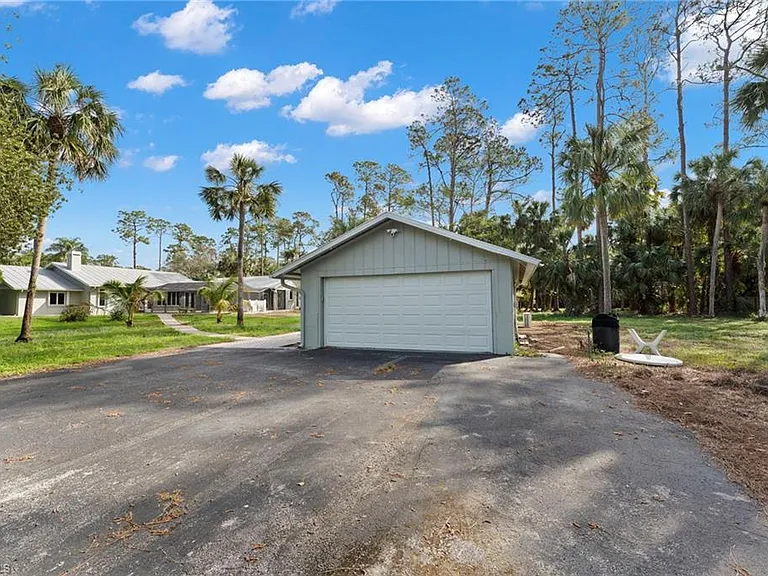 840 Jung Blvd W — Photo 36