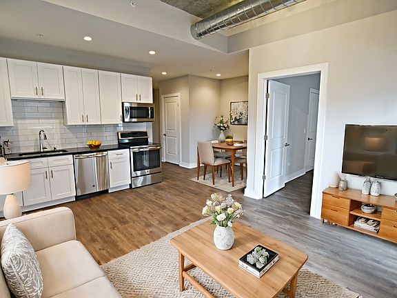 2nd image of 3817-45 N Broadway St #3833-318