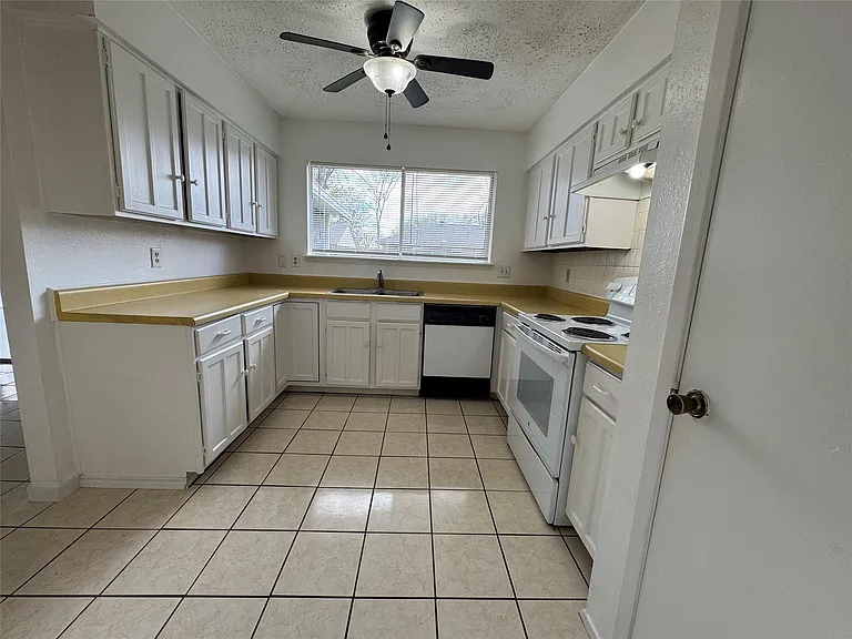4703 Rivertree Ln — Photo 8
