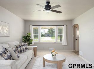 308 Crest Rd, Papillion, NE 68046