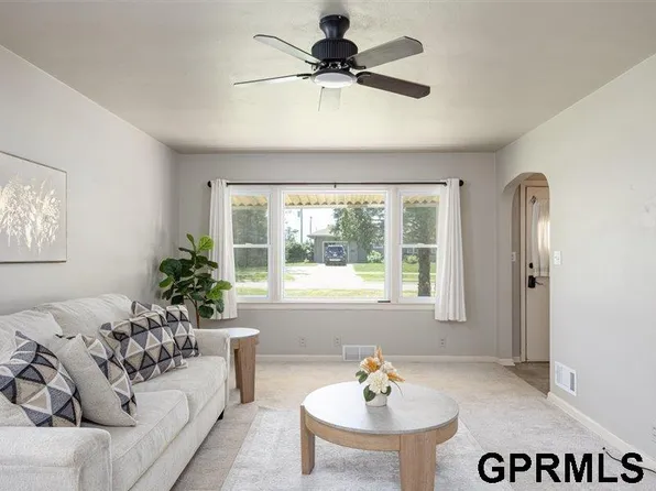 308 Crest Rd, Papillion, NE 68046
