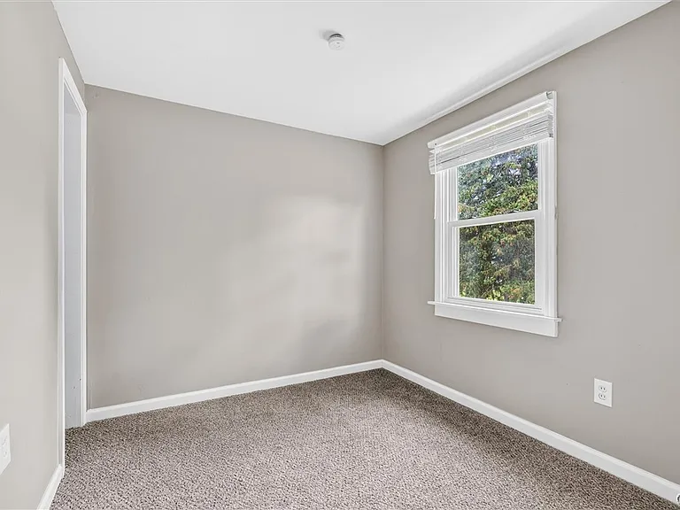 211 Windemere Rd — Photo 19