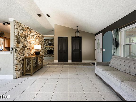 5th image of 915 Sandle Wood Dr