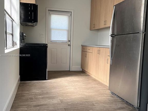 3rd image of 1111 NE 10th St #1111