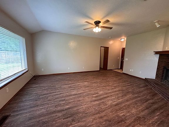 5th image of 1056 N Ridgecrest Way