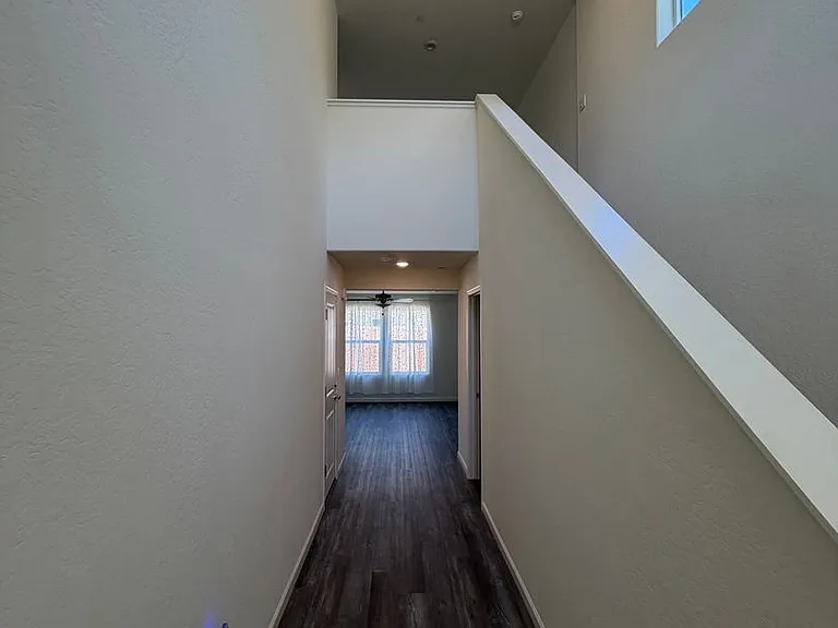 1902 W Meadow Dr — Photo 2